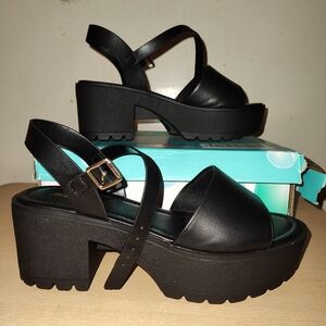 Soda Platform Ankle Strap Sandals Black 8.5 NIB
